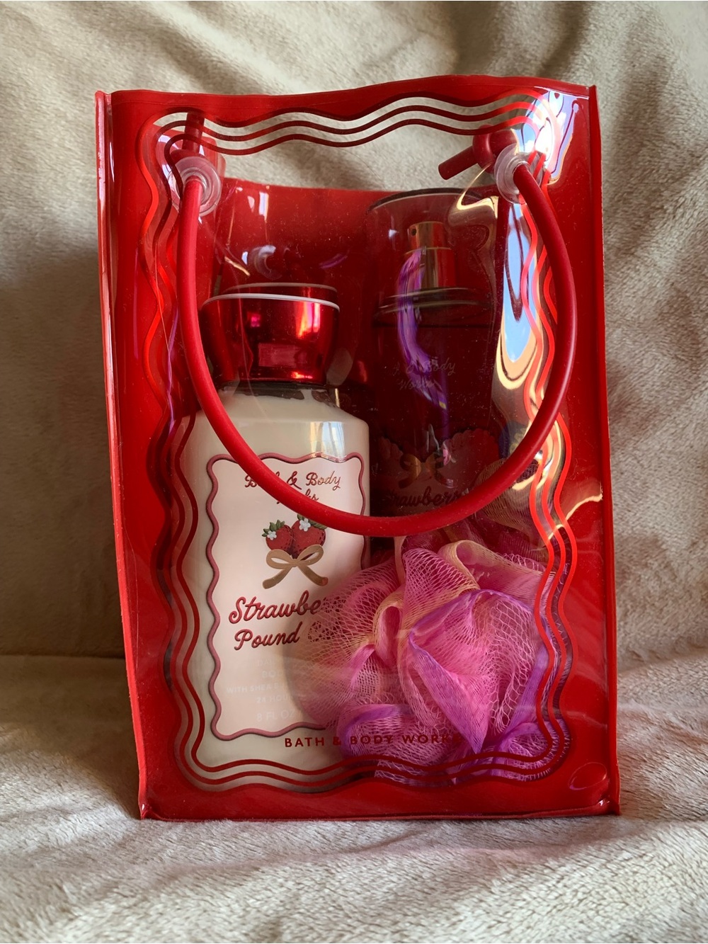 Bath & Body Works Strawberry Pound Gift Set - Red & Pink
